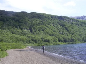 Am Strand des Bergsees - Patagonien, Anden
